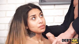 DEBT4k. Ledercouch ist perfekt fï¿½r den Mann, um den sï¿½ï¿½en jungen Schuldner zu ficken