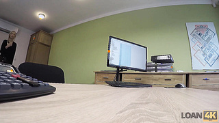 LOAN4K. Necesitar un prï¿½stamo hace que la empresaria se enganche con un hombre