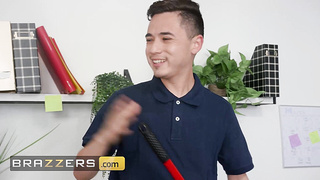 BRAZZERS - Savannah Bond Gets Her Work On The Maintenance Stud's Ample Lollipop At The Office