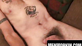 Muscled tattooed mature pillow-biter showcases off stroking abilities