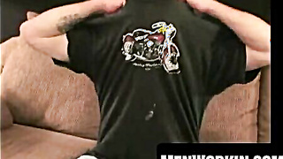 Tatted dude taunts arsehole while masturbating solo