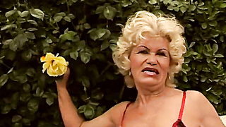 Senior Girl Effie Gets Blowbanged By four Dudes