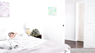 Lazy nubile stepdaugther gets her cooter slurped by her step-mother