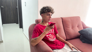 Mi linda madrastra me engaña y se hace pasar por mi novia como excusa para que la folle.