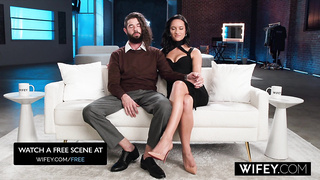 WIFE BIG BLACK COCK Kinky Cheating Alyx Urie Likes To Put On A Display For Spouse