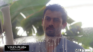 MILFY Curvaceous Cougar rails Boys chisel poolside