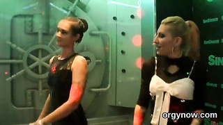 Passionate lookers gargle beef whistle and enjoy splaying and fucky-fucky hook-up