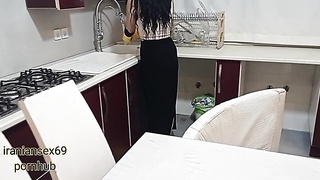 سکس داغ تو آشپزخونه با ز.ز.ز.ن عمممممو.و.و.وی حشریم وقتی شوهرش خونه نیست (مکالمه فارسی)