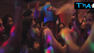 Shakti Maal G/g, Tits Vignette in Jezabel