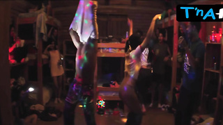 Shakti Maal G/g, Tits Vignette in Jezabel