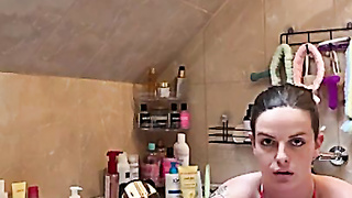 Gorgeous cougar black-haired Katy Soles very first washes raw feet and then her flawless toes with soap