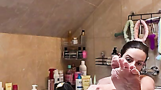 Gorgeous cougar black-haired Katy Soles very first washes raw feet and then her flawless toes with soap