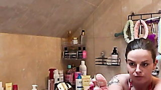 Gorgeous cougar black-haired Katy Soles very first washes raw feet and then her flawless toes with soap