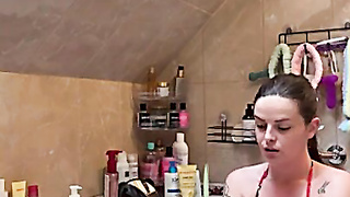 Gorgeous cougar black-haired Katy Soles very first washes raw feet and then her flawless toes with soap