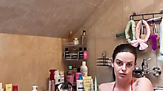 Gorgeous cougar black-haired Katy Soles very first washes raw feet and then her flawless toes with soap