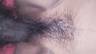 Desi molten bhabhi romantic munda mein dalwa rahi rahi hai.