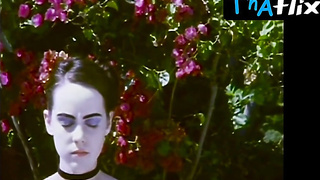 Jena Malone Hooters, Lingerie Episode in The Painted Chick