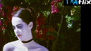 Jena Malone Hooters, Lingerie Episode in The Painted Chick