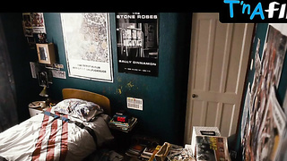 Emilia Clarke Bra-stuffers, Undergarments Episode in Spike Island