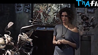 Antonella Costa Culo, Hooters Gig in Unpreventable