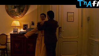 Natalie Portman Rump, Milk cans Episode in Motel Chevalier