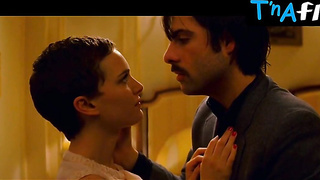 Natalie Portman Rump, Milk cans Episode in Motel Chevalier