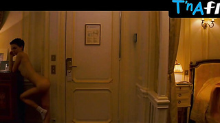 Natalie Portman Rump, Milk cans Episode in Motel Chevalier