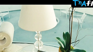 Olga Kurylenko Caboose, Knockers Episode in Seven Psychopaths