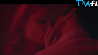 Deborah Francois Udders Episode in Populaire