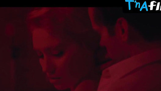 Deborah Francois Udders Episode in Populaire