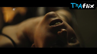 Margaret Qualley Bum, Funbags Episode in Native Stepson
