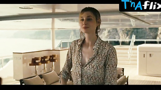 Elizabeth Debicki Bum, Mounds Episode in Tenet