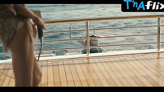 Elizabeth Debicki Bum, Mounds Episode in Tenet