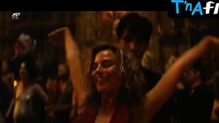 Margot Robbie Ass, Orbs Vignette in Babylon