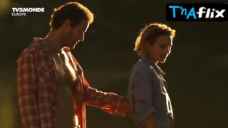 Claire Keim Culo, Milk cans Vignette in Jusqu'au Bout Du Monde