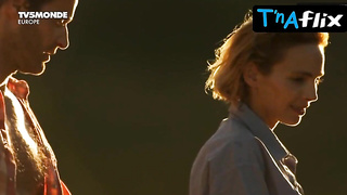 Claire Keim Culo, Milk cans Vignette in Jusqu'au Bout Du Monde