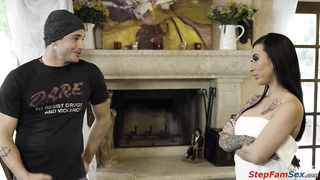 I put my manmeat up my stepmommys cock-squeezing butt