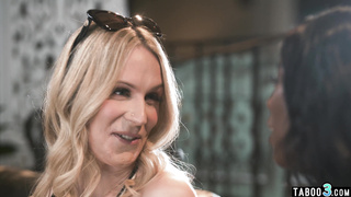 TRANSSEXUAL nailing an ebony COUGAR Anas black backside