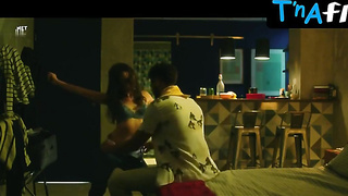 Debora Falabella Bootie, Milk cans Gig in Depois A Louca Sou Eu