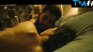 Debora Falabella Bootie, Milk cans Gig in Depois A Louca Sou Eu