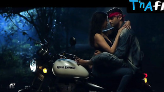 Ankita Parmar Bum, Hooters Sequence in The Clue