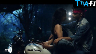 Ankita Parmar Bum, Hooters Sequence in The Clue