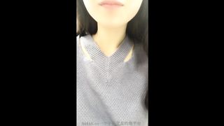 中国身材苗条小秘书上班时间开直播去厕所尿尿腰细胸大毛毛比较 多漏奶漏逼小秀喜欢不要错过