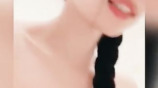 Bitch小骚货露出奶子勾引