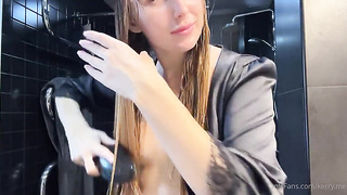 Kerry.Me Films Her Moist Bathroom Sesh