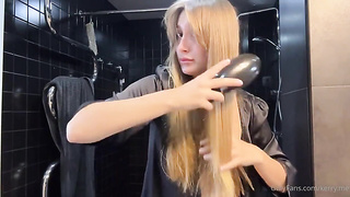 Kerry.Me Films Her Moist Bathroom Sesh