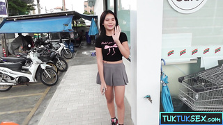 Thai teenie picked up for three-way bang-out