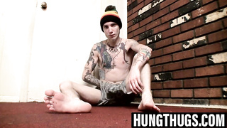 Skater Blinx drains good-sized stiffy on camera for money