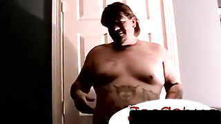 Lean stud taunts large man rod to pulsating firmness