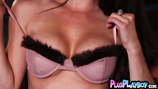 Super-sexy humungous boobies blondie passion posing